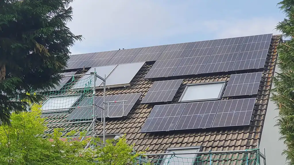 Moderne Photovoltaikanlage in Datteln auf einem Hausdach, installiert vom Fachbetrieb